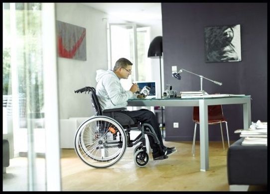 Полегшений інвалідний візок Invacare Action 4 Base NG, ширина 45,5 см, "морської хвилі"